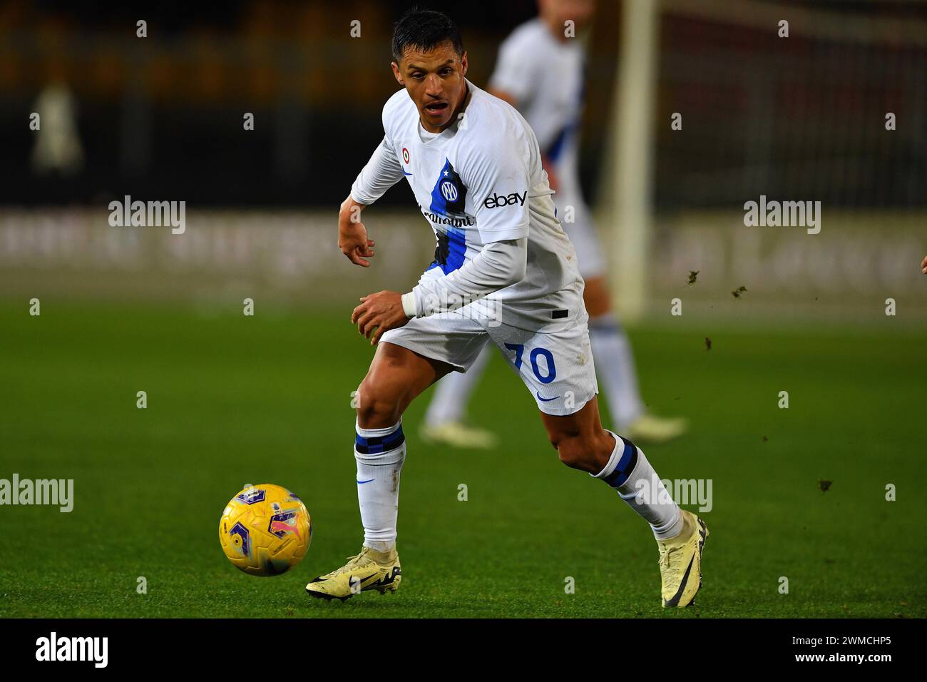 Lecce, Italien. Februar 2024. Foto Giovanni Evangelista/LaPresse 25 Febbraio 2024 Lecce, Italia - Sport, calcio - U.S. Lecce vs F.C. Inter - Campionato Serie A Tim 2023/24 - Stadio E. Giardiniero - Via del Mare. Nella Foto: Alexis Sanchez (FC Internazionale Milano)PIC Giovanni Evangelista/LaPresse 25. Februar 2024 Lecce, Italien - Sport, Fußball - U.S. Lecce vs F.C. Inter - italienische Meisterschaft Serie A Tim 2023/24- E. Giardiniero - Via del Mare Stadium. Im Bild: Alexis Sanchez (FC Internazionale Milano) Credit: LaPresse/Alamy Live News Stockfoto