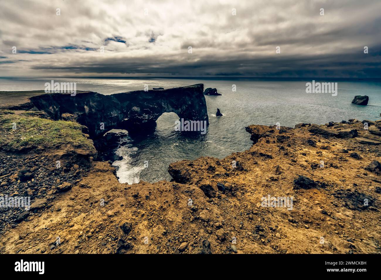 Natürlicher Bogen entlang der felsigen Küste, Dyrholaey (Kap Portland), Süd-Island, Island Stockfoto