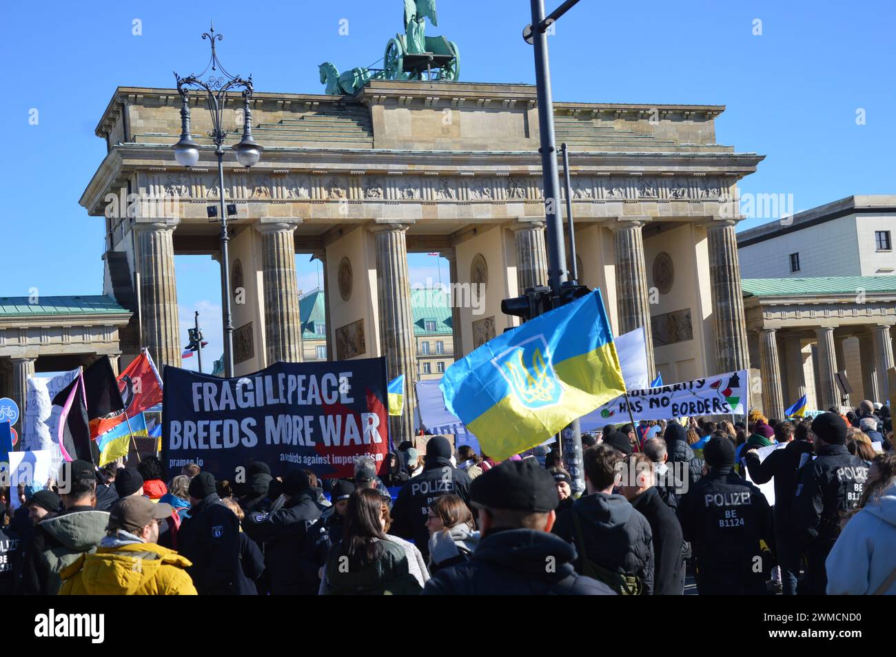 Berlin, Deutschland - 24. Februar 2024 - der zweite Jahrestag der russischen Invasion in die Ukraine - Demonstration vor dem Brandenburger Tor. Stockfoto