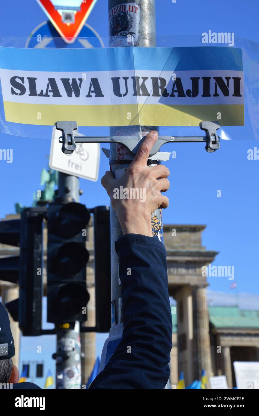 Berlin, Deutschland - 24. Februar 2024 - der zweite Jahrestag der russischen Invasion in die Ukraine - Demonstration vor dem Brandenburger Tor. Stockfoto