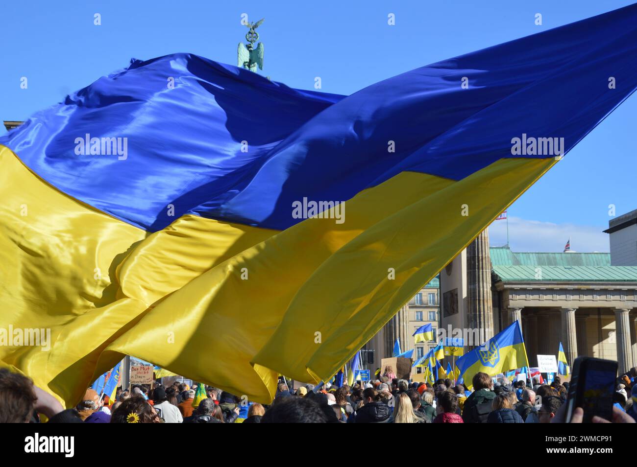 Berlin, Deutschland - 24. Februar 2024 - der zweite Jahrestag der russischen Invasion in die Ukraine - Demonstration vor dem Brandenburger Tor. Stockfoto
