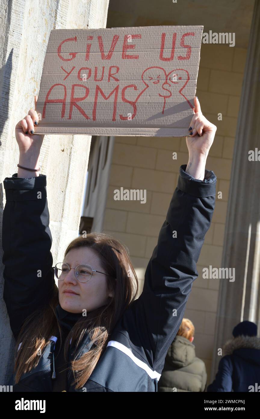 Berlin, Deutschland - 24. Februar 2024 - der zweite Jahrestag der russischen Invasion in die Ukraine - Demonstration vor dem Brandenburger Tor. Stockfoto