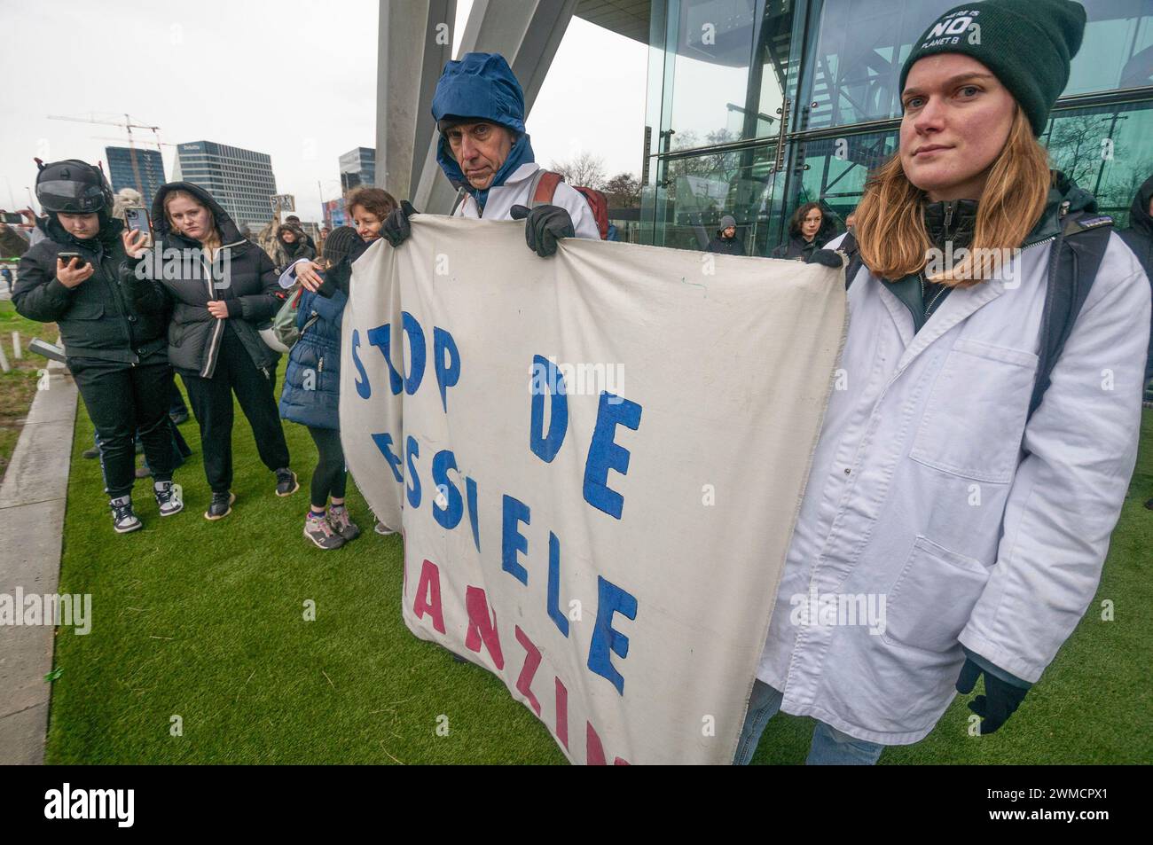 Aktivist der Extinction Rebellion steht gegenüber der Autobahn A10 mit einem Banner, das ihre Meinung zum Ausdruck bringt, während der Blockade der Autobahn. Extinction Rebellion, eine Blockade auf der Autobahn A10 in Amsterdam; 15 Minuten nachdem die ersten Demonstranten auf der Autobahn gelaufen waren, begann die Polizei mit Verhaftungen. Insgesamt wurden 326 Verhaftungen vorgenommen und 31 blieben in Haft. Die restlichen 295 wurden per Bus nach Amsterdam Noord transportiert und freigelassen. Kurz vor dem Polizeieinsatz wurden die Aktivisten gewarnt, dass Schlagstöcke und Pfefferspray verwendet würden, obwohl dies nicht vorkam. Der Dämon Stockfoto