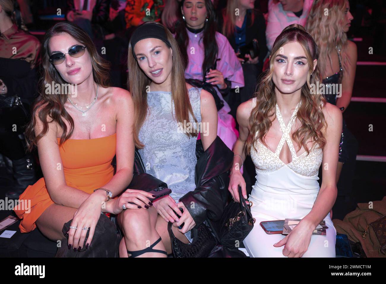 Mailand, Italien. Februar 2024. Damenmode, Herbst Winter 2025. Chiara Boni La Petite Robe Fashion Show Ankunft im Bild:Francesca Sofia Novello Sara Pagliaroli Veronica Fedolfi Credit: Unabhängige Fotoagentur/Alamy Live News Stockfoto