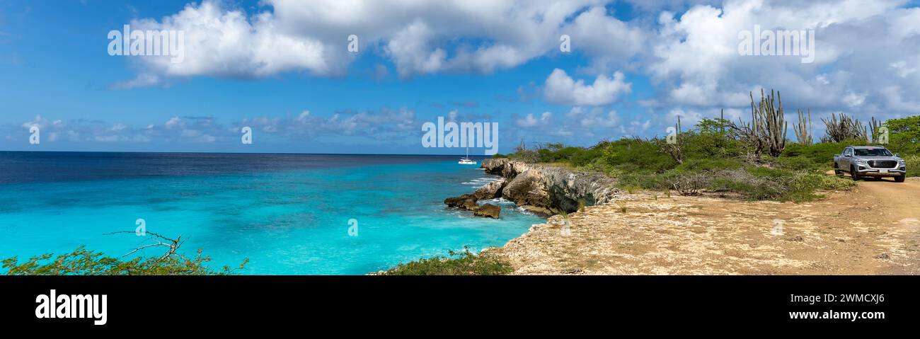 Panoramablick auf Berührung durch eine Wüstenlandschaft und trifft auf das wunderschöne türkisfarbene Wasser des Ozeans auf einer tropischen Insel Stockfoto