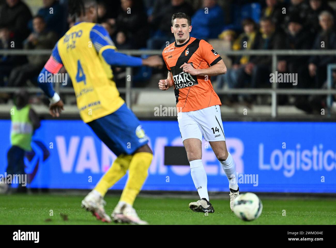 Sven Braken (14) von Deinze, dargestellt während eines Fußballspiels zwischen KV RS Waasland SK Beveren und KMSK Deinze am 23. Spieltag der Challenger Pro League 2023-2024 , am Freitag, den 23. Februar 2024 in Beveren-Waas , Belgien . FOTO SPORTPIX | David Catry Stockfoto