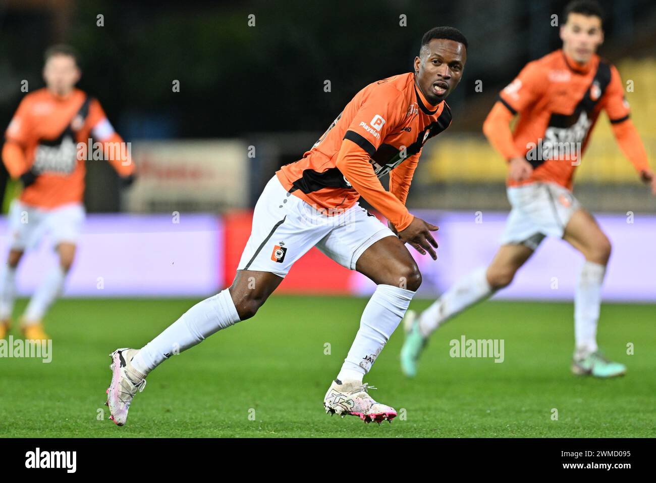 Mamadou Kone (20) von Deinze, dargestellt während eines Fußballspiels zwischen KV RS Waasland SK Beveren und KMSK Deinze am 23. Spieltag der Challenger Pro League 2023-2024 , am Freitag, den 23. Februar 2024 in Beveren-Waas , Belgien . FOTO SPORTPIX | David Catry Stockfoto