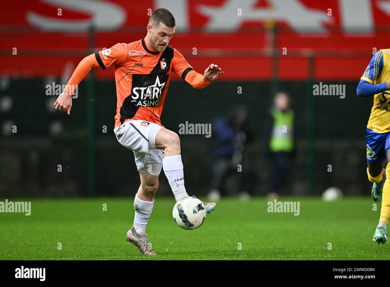 Gonzalo Almenara (77) von Deinze, dargestellt während eines Fußballspiels zwischen KV RS Waasland SK Beveren und KMSK Deinze am 23. Spieltag der Challenger Pro League 2023-2024 , am Freitag, den 23. Februar 2024 in Beveren-Waas , Belgien . FOTO SPORTPIX | David Catry Stockfoto