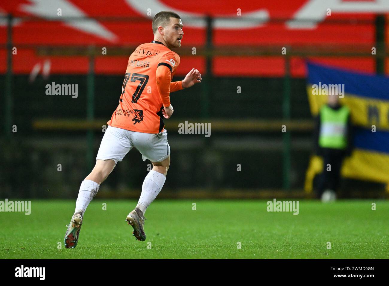 Gonzalo Almenara (77) von Deinze, dargestellt während eines Fußballspiels zwischen KV RS Waasland SK Beveren und KMSK Deinze am 23. Spieltag der Challenger Pro League 2023-2024 , am Freitag, den 23. Februar 2024 in Beveren-Waas , Belgien . FOTO SPORTPIX | David Catry Stockfoto