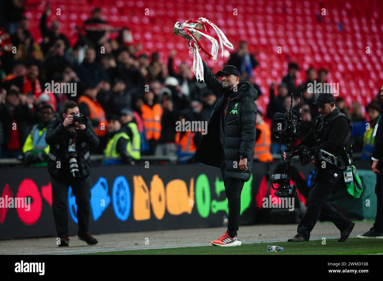 LONDON, Großbritannien - 25. Februar 2024: Liverpool-Manager Jurgen Klopp feiert mit der Trophäe nach dem Finale des EFL Carabao Cup zwischen Chelsea FC und Liverpool FC im Wembley Stadium (Credit: Craig Mercer/ Alamy Live News) Stockfoto