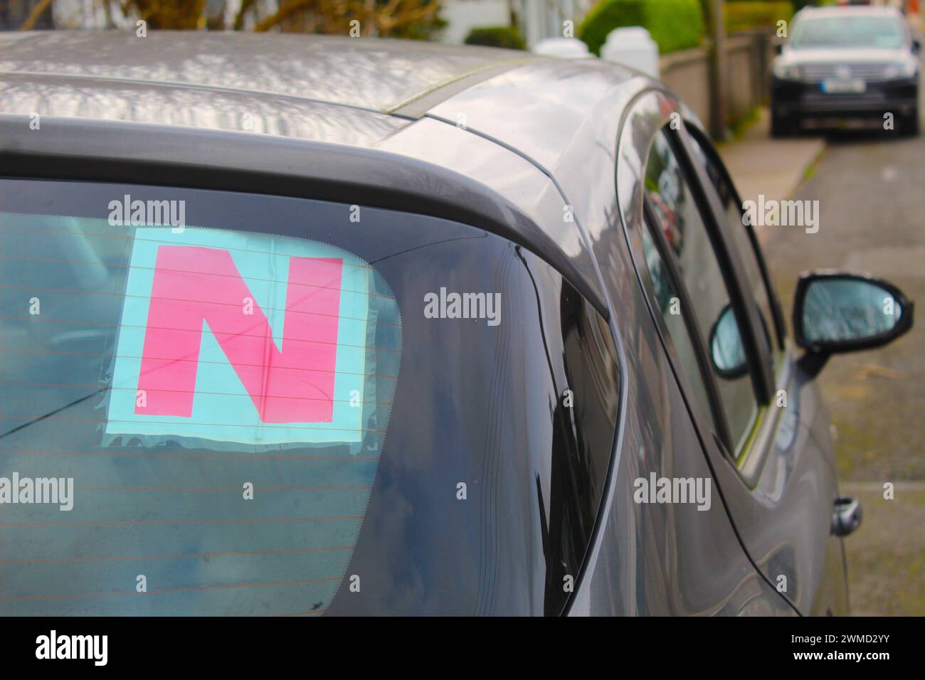 Dublin, Irland - 24. Februar 2024: Ein Foto eines neuen Fahrschulzeugnisses auf der Heckscheibe eines Autos. Stockfoto