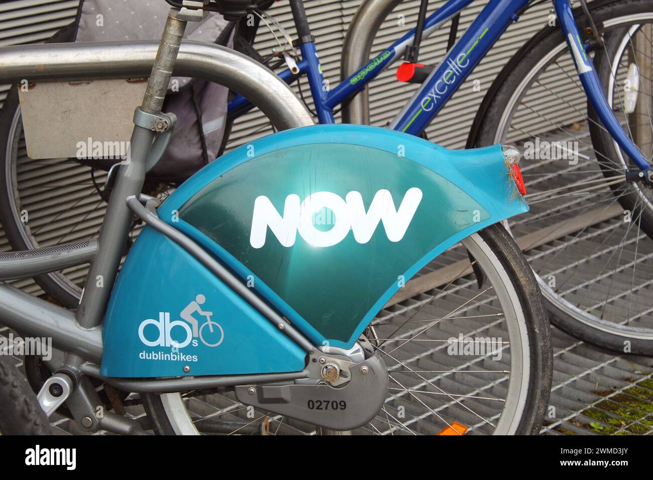 Dublin, Irland - 24. Februar 2024: Nahaufnahme eines NOW TV-Logos auf dem Hinterrad eines Fahrrads. Stockfoto