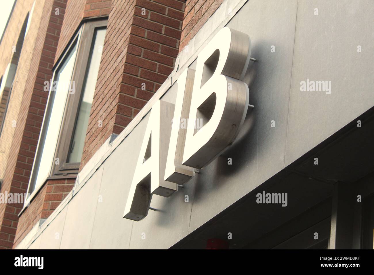 Dublin, Irland - 25. Februar 2024: Foto eines AIB Bank Logos auf der Vorderseite eines Bankgebäudes. Stockfoto