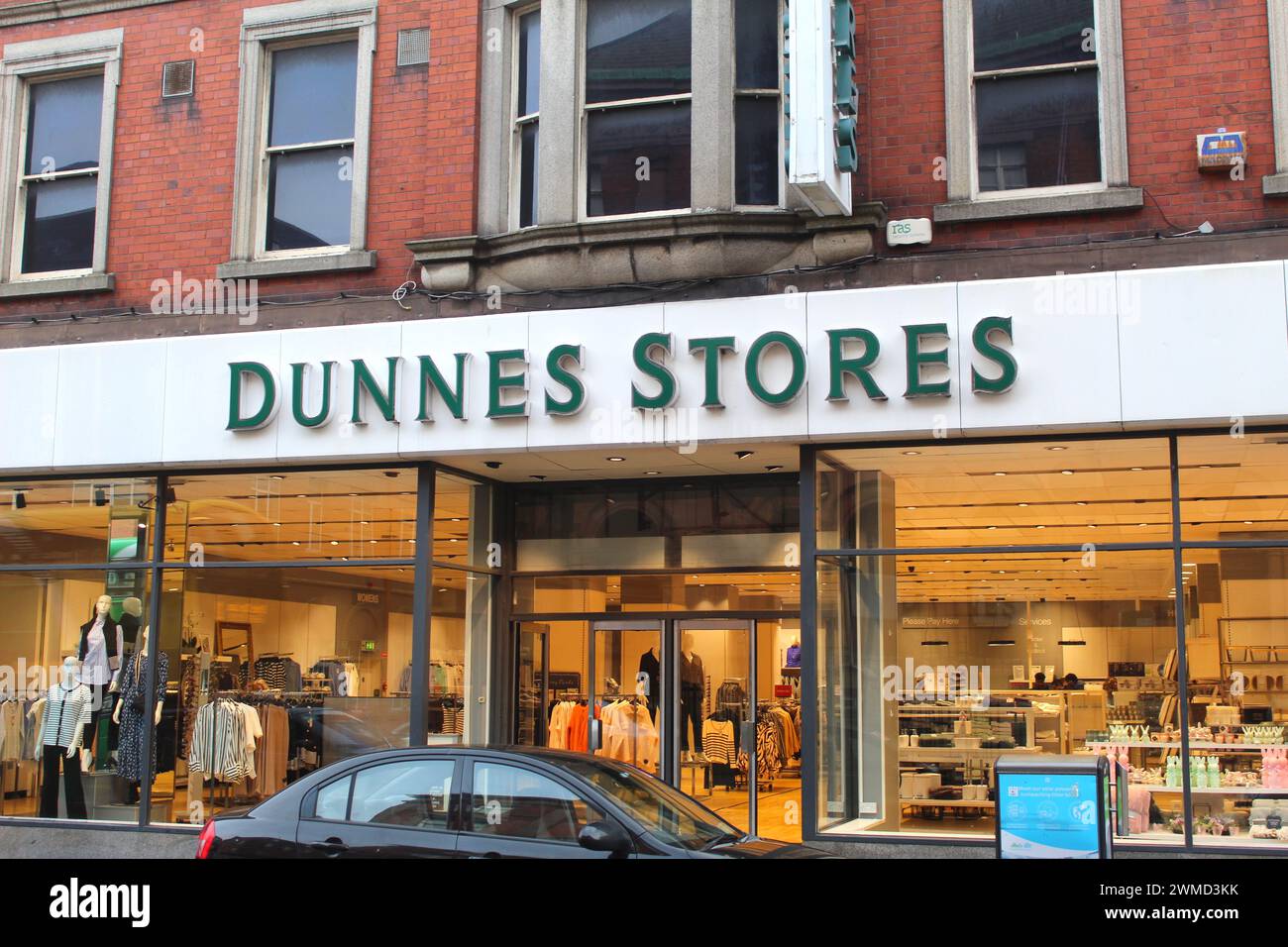 Dublin, Irland - 25. Februar 2024: Ein Foto von einem Schild und einer Außenansicht eines Kaufhauses von Dunnes Stores. Stockfoto