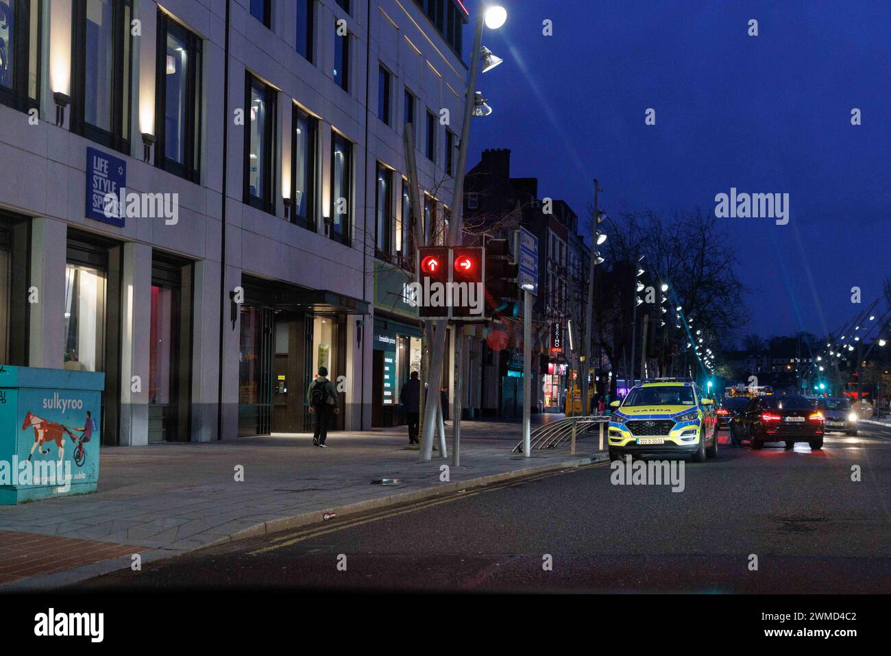 Cork, Irland, 25. Februar 2024. DC 25-2-24 Spree of Fires findet in Cork City Centre Stores, Cork, Irland, statt. Heute Abend gegen 18 Uhr wurden die Rettungsdienste auf eine Reihe kleiner Brände in einer Reihe von Geschäften im Stadtzentrum aufmerksam gemacht, darunter Boots, Lidl und Lifestyle Sports. Nach einer Reihe von Zeugenberichten schien ein Mann in die Läden zu laufen, leichte Produkte in Brand zu geraten und wieder auszulaufen. Quelle: Damian Coleman/Alamy Live News Stockfoto
