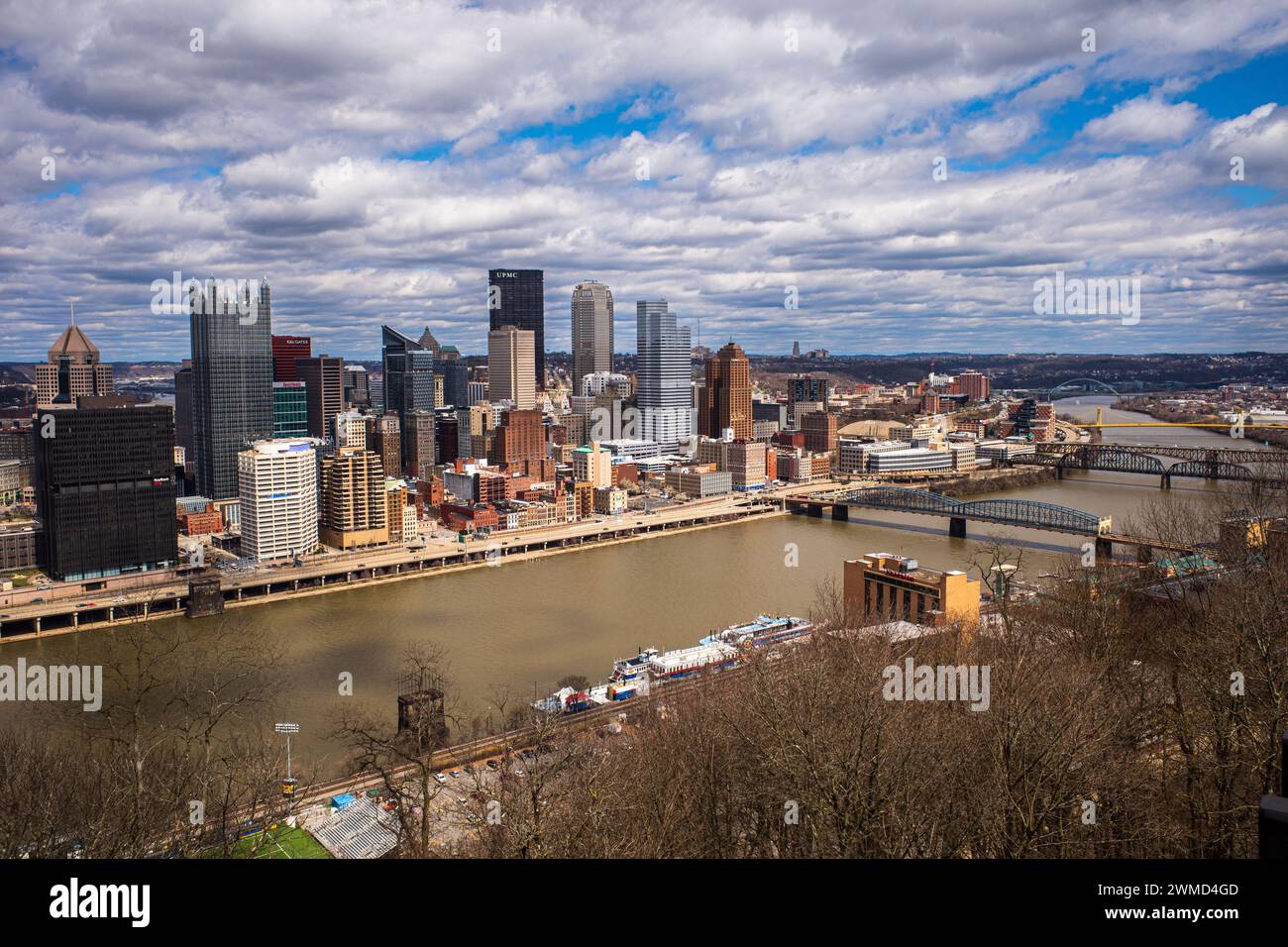 Vom Mount Washington aus umrahmt der Monongahela River die Skyline der Innenstadt von Pittsburgh, PA an einem schönen Frühlingstag. Stockfoto