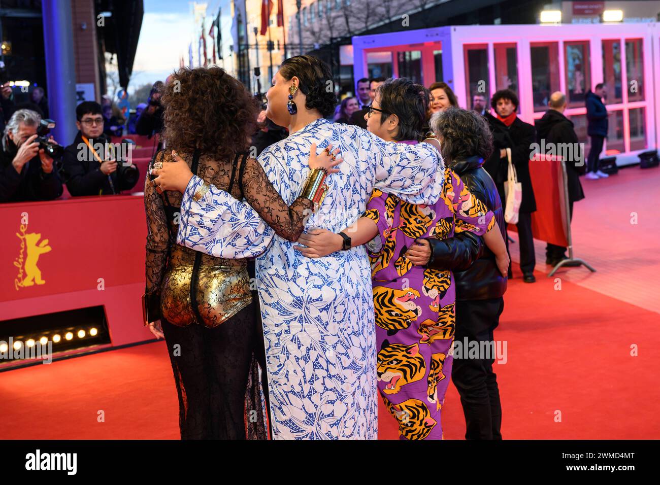 Bruna Linzmeyer, Mirella Facanha, Juliana Rojas, Sara Silveira v.r.n.l. vor der Preisverleinung bei den 74. Internationale Filmfestspiele Berlin, Berlinale. Berlinale Filmfestival *** Bruna Linzmeyer, Mirella Facanha, Juliana Rojas, Sara Silveira f r n l vor der Preisverleihung bei den 74. Internationalen Filmfestspielen Berlin, Berlinale Filmfestival Stockfoto