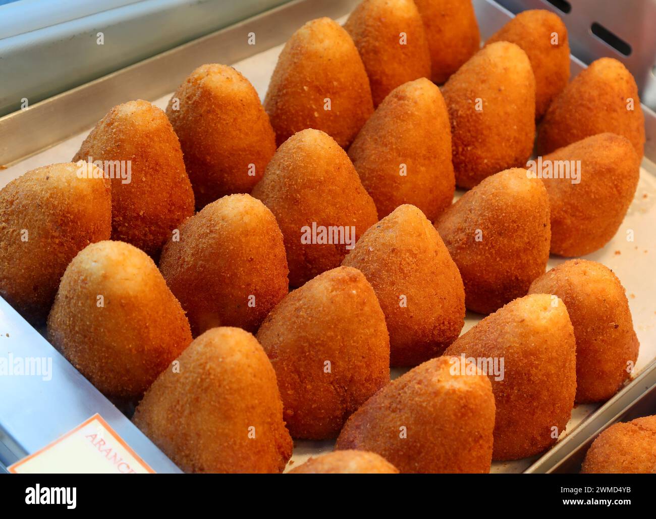 Viele frittierte Speisen, die in italienischer Sprache Aranini ora ARANCINE genannt werden, gefüllt mit Reis, Gemüse, Fleisch oder Käse, werden an einem Marktstand in Sizilien im Süden verkauft Stockfoto