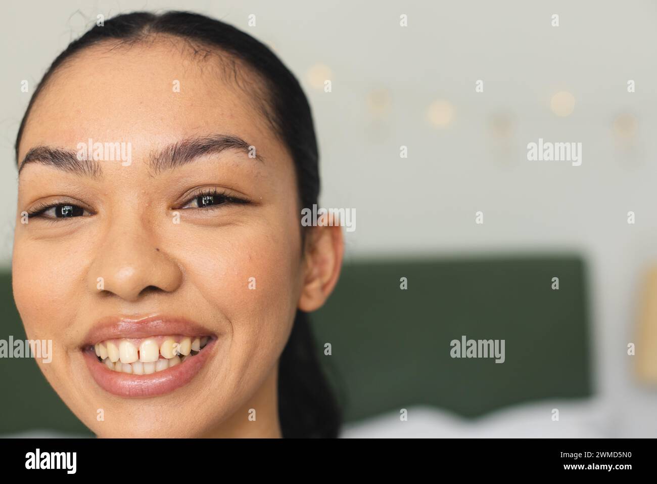 Eine junge Frau mit birassischer Herkunft lächelt hell, mit einem Kopierraum Stockfoto
