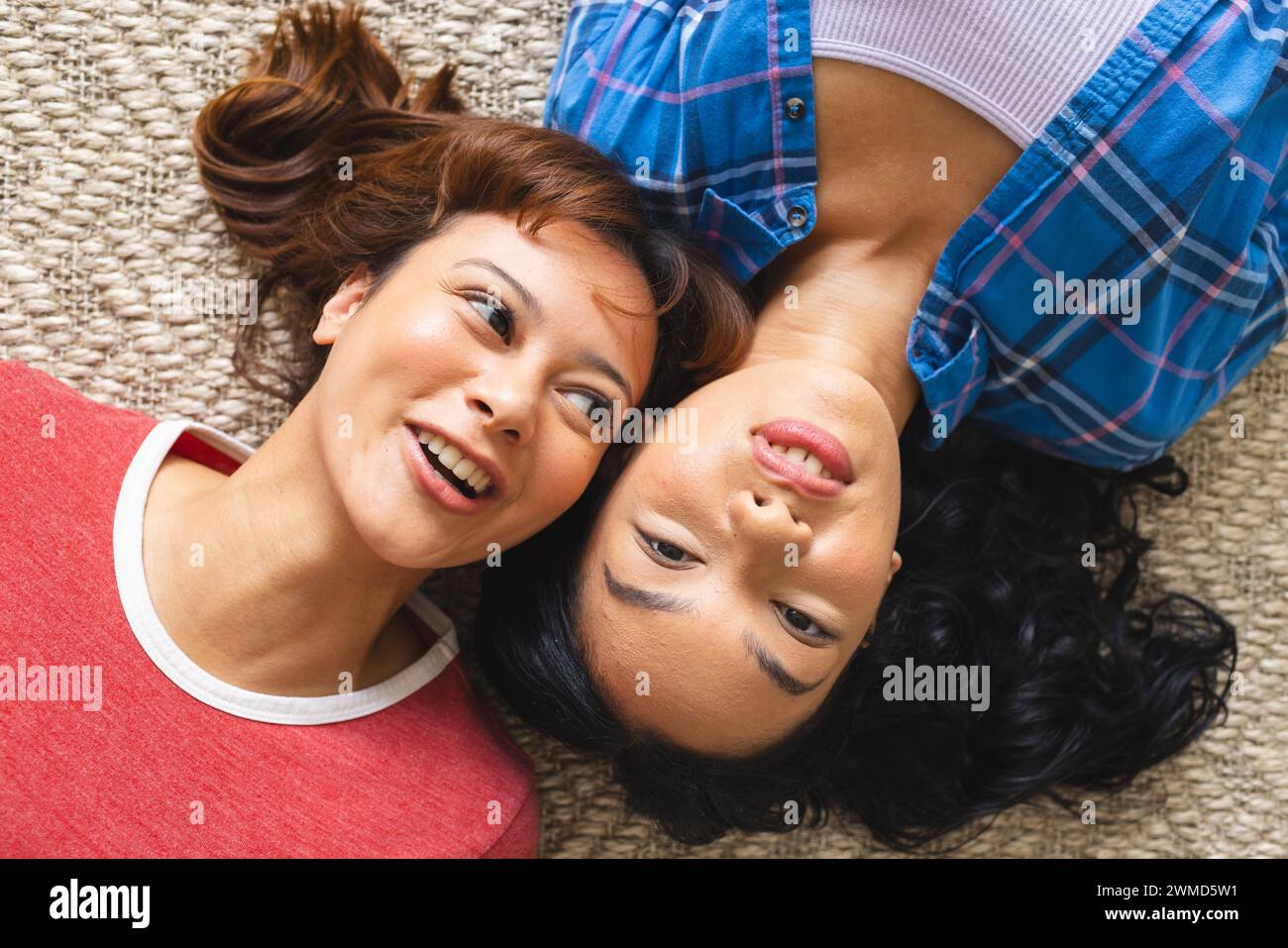 Birassische Freundinnen, die zusammen liegen Stockfoto