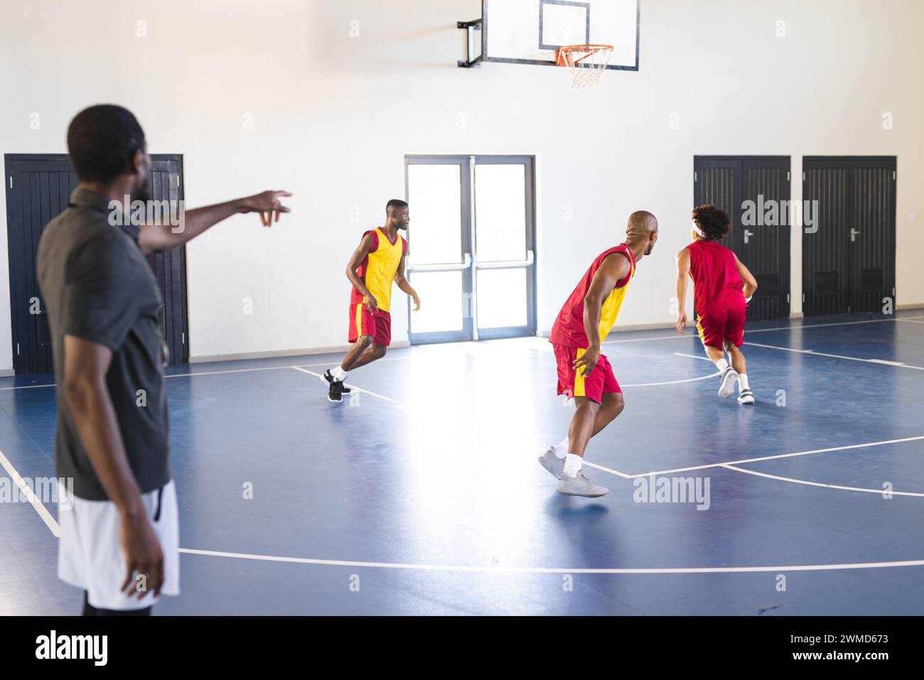 Afroamerikaner spielen Basketball in der Halle Stockfoto