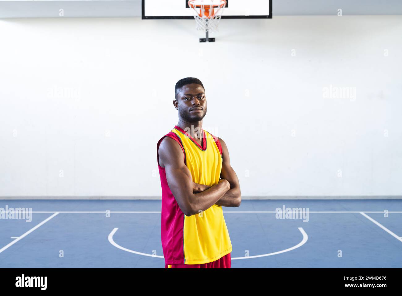 Ein selbstbewusster Afroamerikaner steht auf dem Basketballfeld Stockfoto