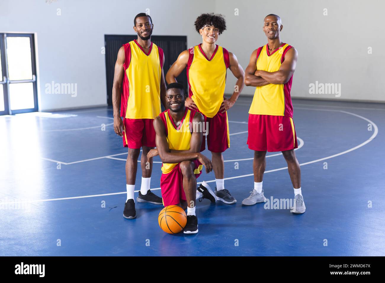 Verschiedene Basketballspieler posieren in einem Fitnessstudio Stockfoto