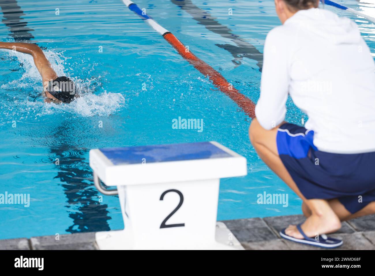 Der Schwimmer taucht während eines Wettkampfs in den Pool Stockfoto