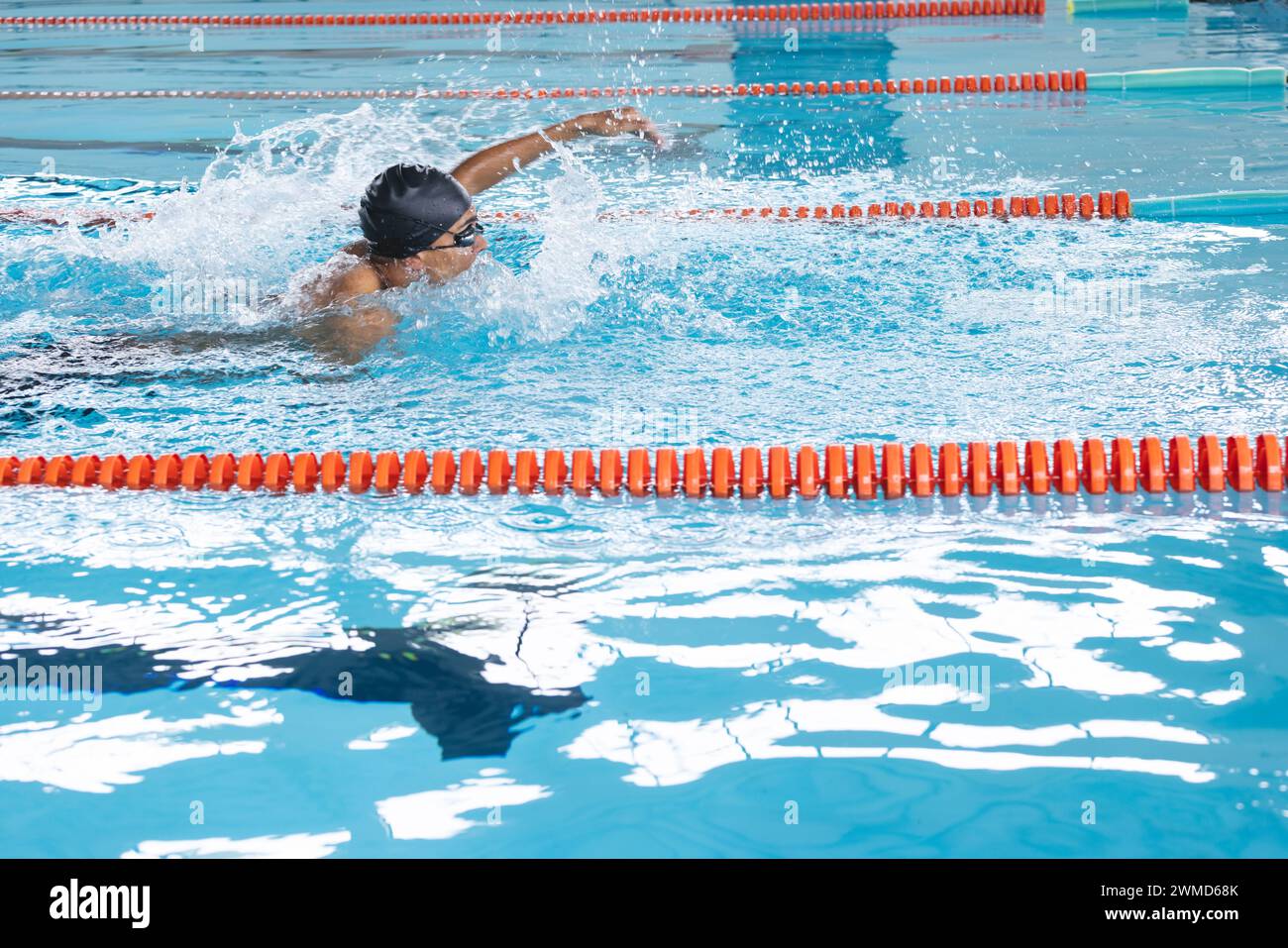 Athlet schwimmt kräftig in einem Pool mit Kopierraum Stockfoto