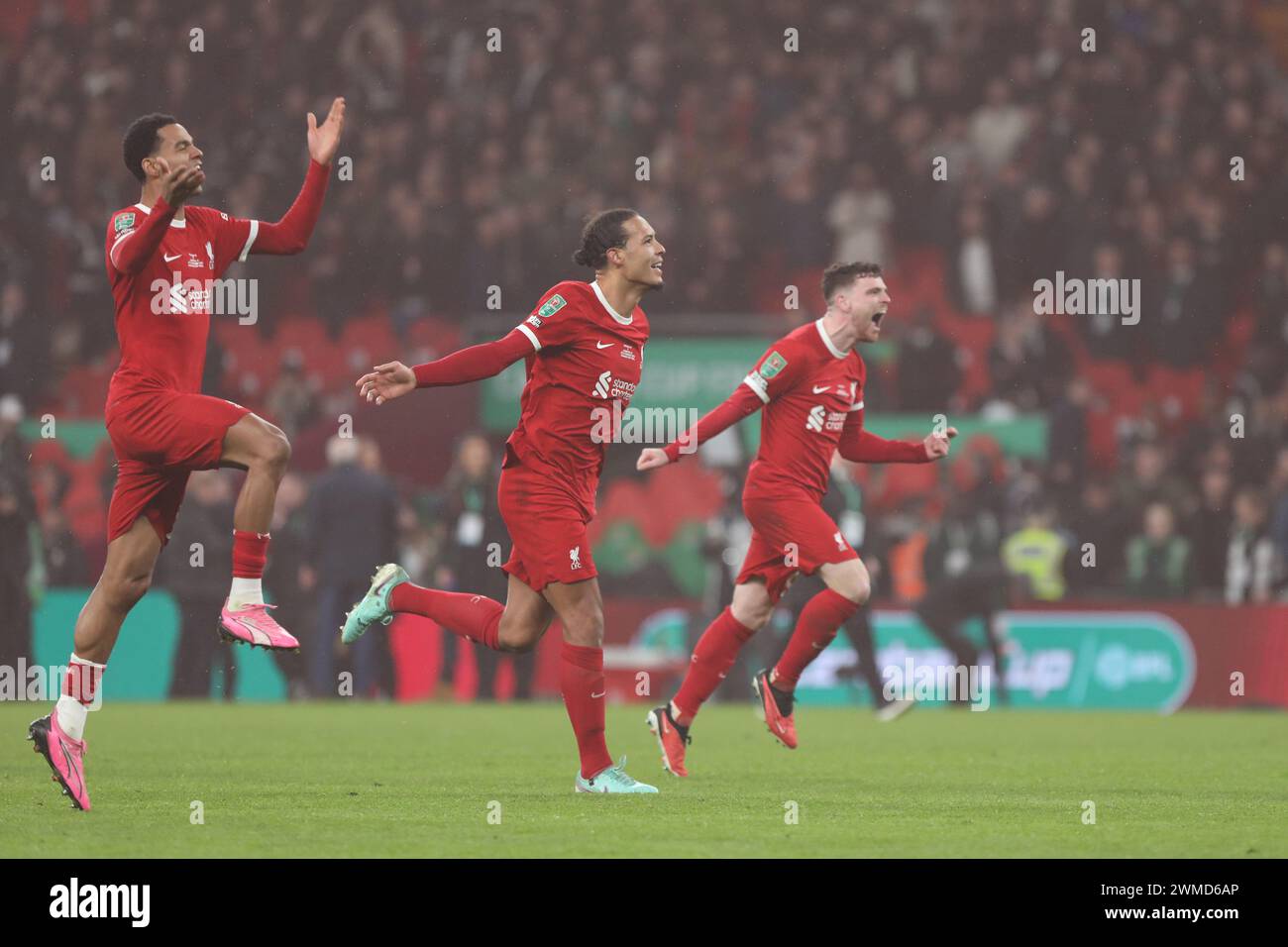London, Großbritannien. Februar 2024. Cody Gakpo, Virgil van Dijk und Andy Robertson aus Liverpool feiern am 25. Februar 2024 das Finale des EFL Carabao Cup zwischen Chelsea und Liverpool im Wembley Stadium in London. Foto von Joshua Smith. Nur redaktionelle Verwendung, Lizenz für kommerzielle Nutzung erforderlich. Keine Verwendung bei Wetten, Spielen oder Publikationen eines einzelnen Clubs/einer Liga/eines Spielers. Quelle: UK Sports Pics Ltd/Alamy Live News Stockfoto