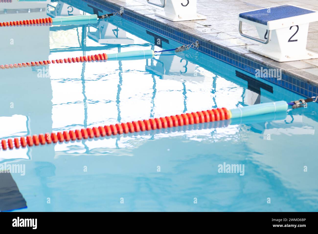 Schwimmwege erwarten die Teilnehmer in einem sauberen Hallenbad Stockfoto