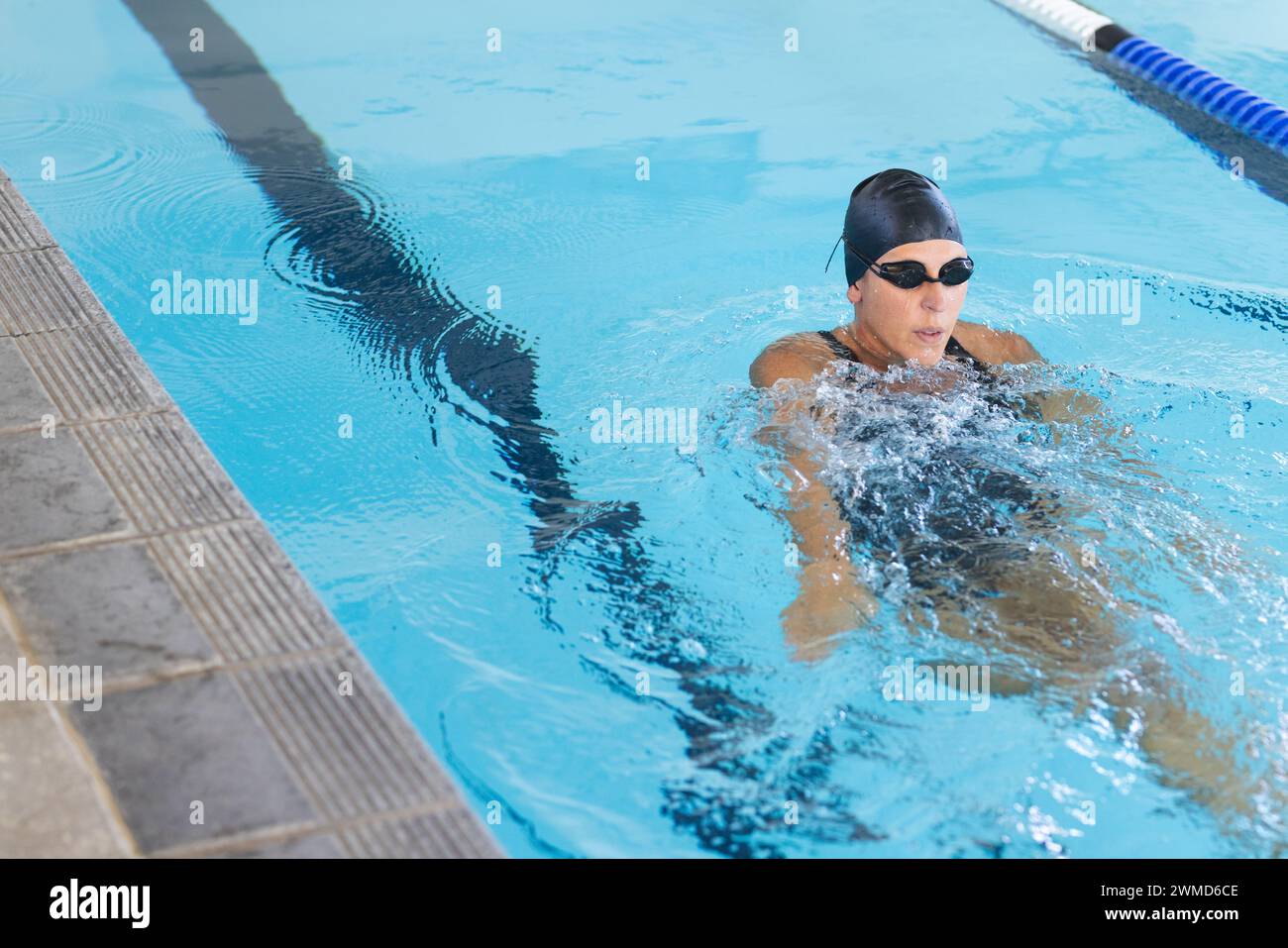 Eine weiße Sportlerin schwimmt in einem Pool, mit Kopierraum Stockfoto
