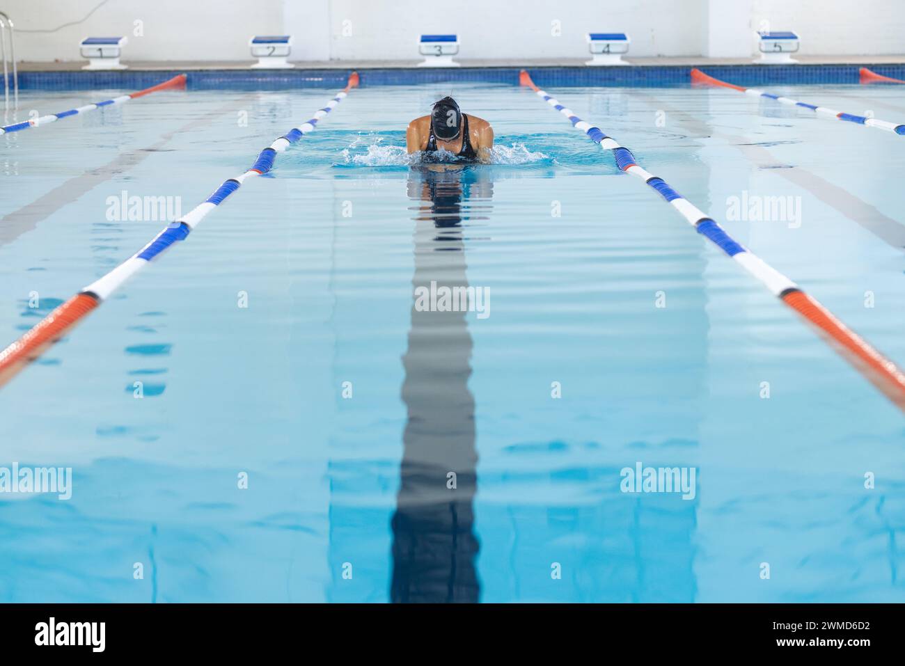 Der Schwimmer übt das Brustschlagen in einem Hallenbad Stockfoto