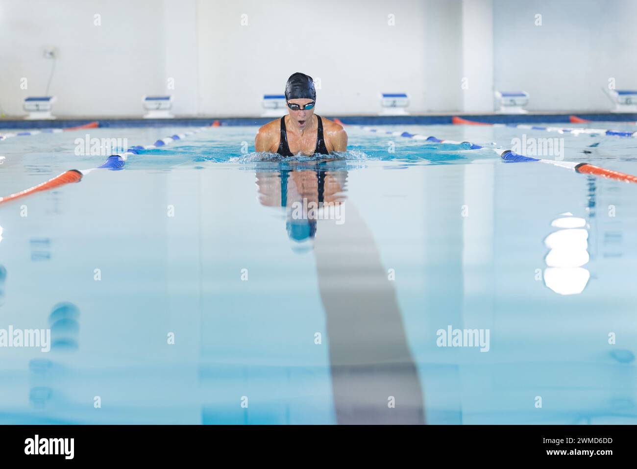 Ein Schwimmer trainiert in einem Hallenbad Stockfoto