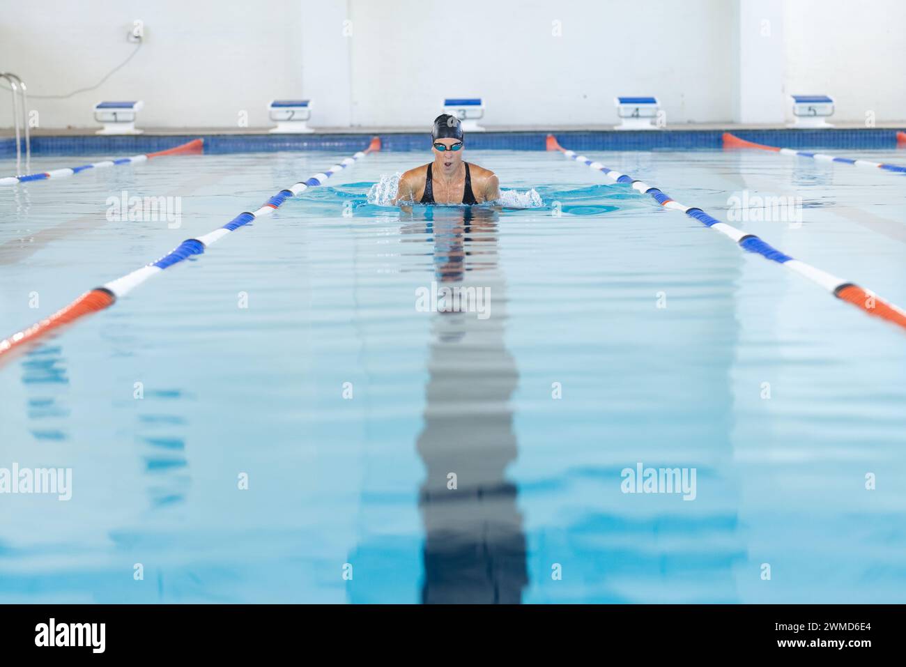 Weiße Sportlerin schwimmt in einem Pool Stockfoto