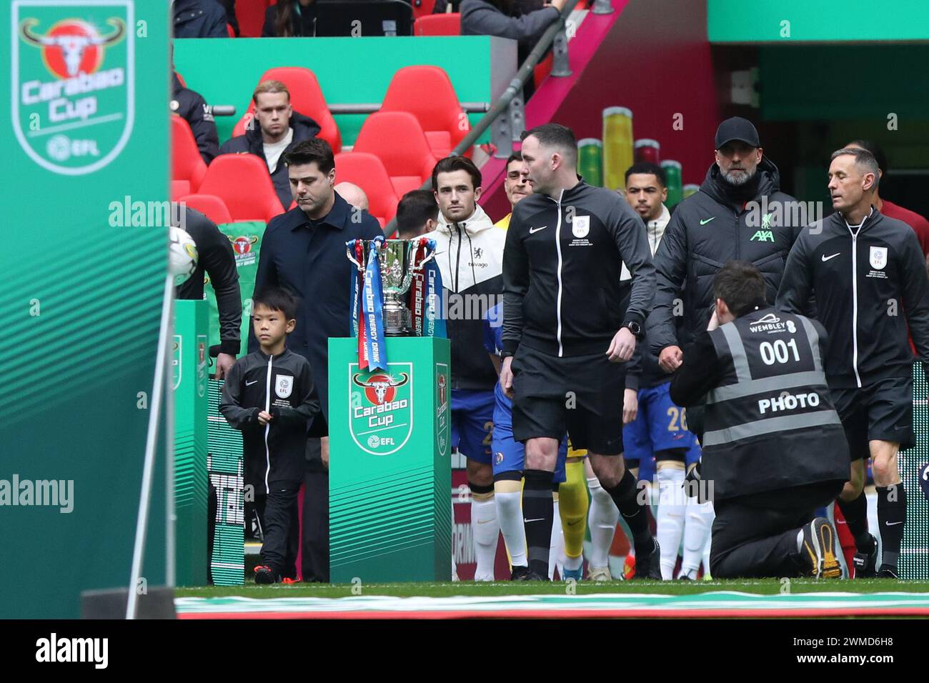 London, Großbritannien. Februar 2024. Chelsea und Liverpool gehen vor dem Finale des EFL Carabao Cup zwischen Chelsea und Liverpool am 25. Februar 2024 im Wembley Stadium in London, England. Foto von Joshua Smith. Nur redaktionelle Verwendung, Lizenz für kommerzielle Nutzung erforderlich. Keine Verwendung bei Wetten, Spielen oder Publikationen eines einzelnen Clubs/einer Liga/eines Spielers. Quelle: UK Sports Pics Ltd/Alamy Live News Stockfoto