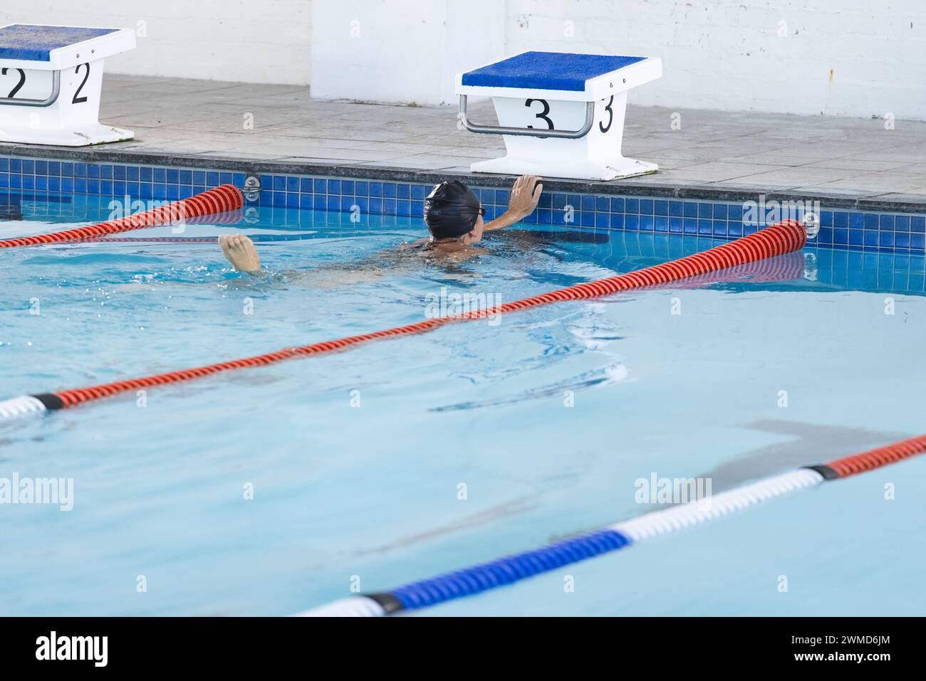 Ein Schwimmer übt in einer Bahn in einem Hallenbad Stockfoto