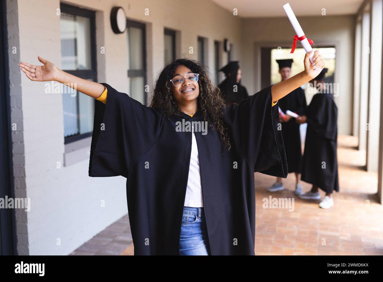 Die Abschlussstudentin feiert ihre Leistung im Freien Stockfoto
