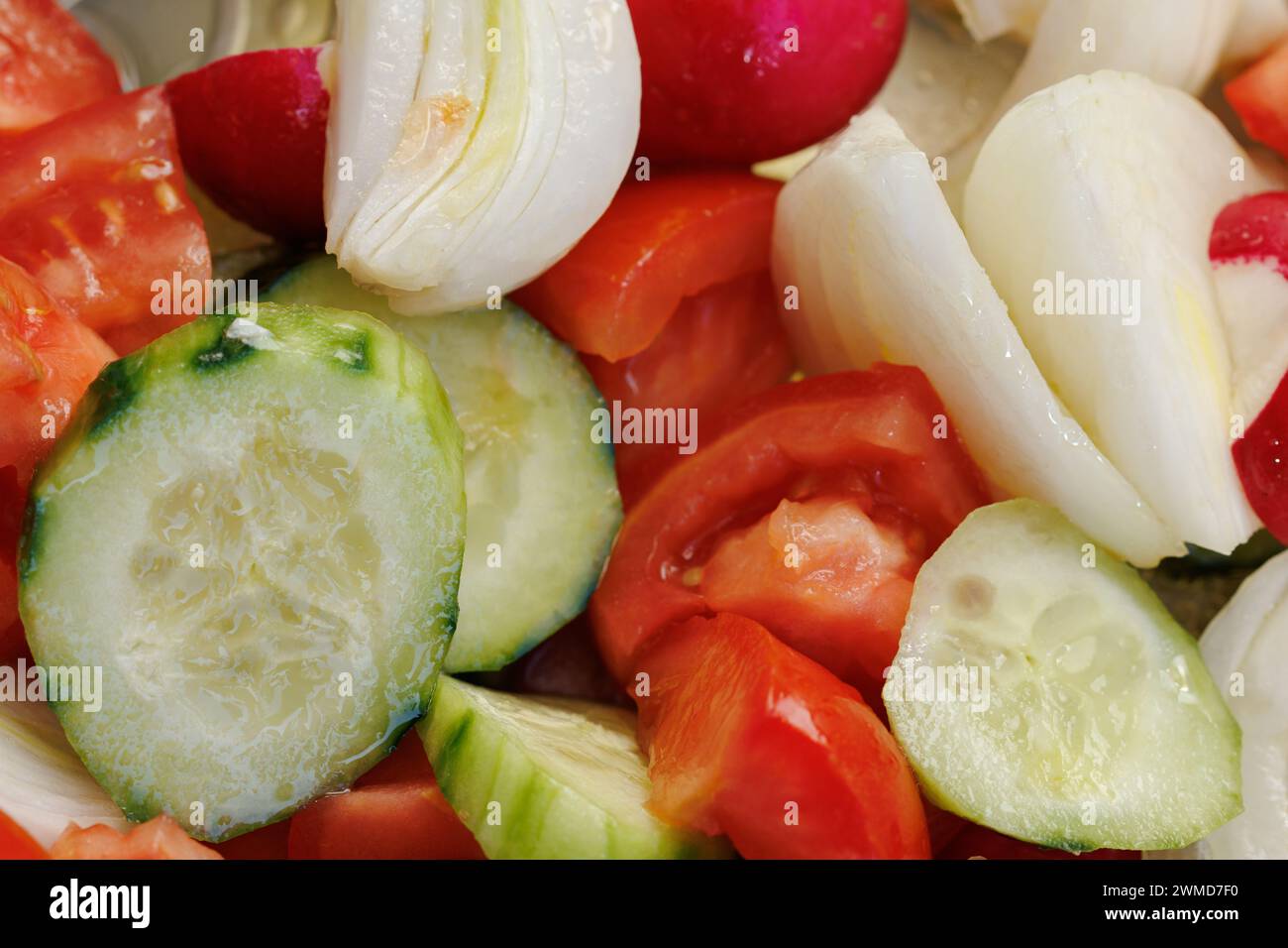 Salat mit Tomaten, Gurken, Zwiebeln und Rettich. Zubereitet zum Essen. Stockfoto