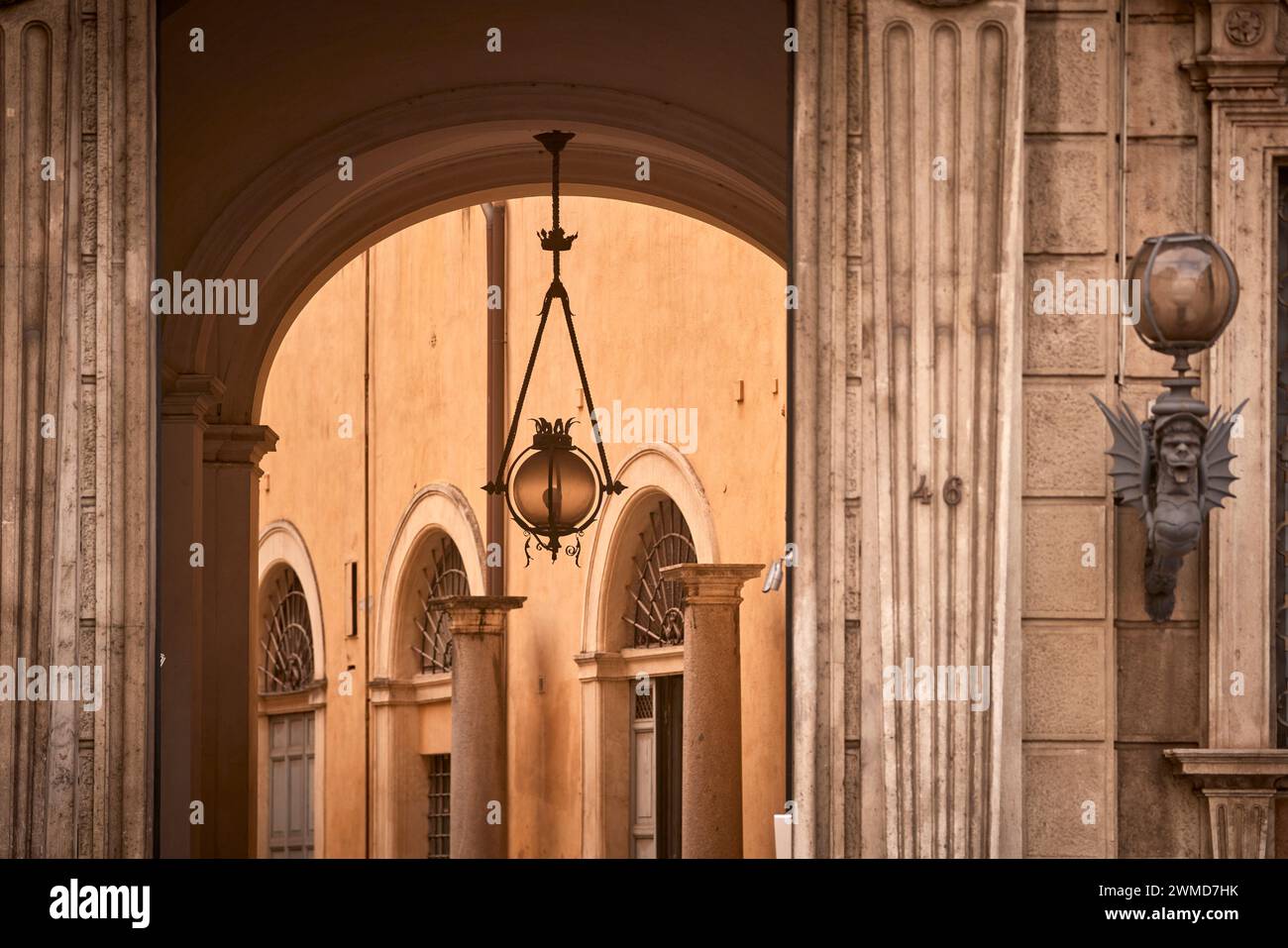 Eingang zum Palazzo Cenci-Bolognetti in Rom, Italien. Stockfoto