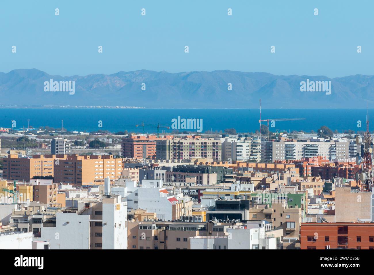 ALMERIA, SPANIEN - 23. FEBRUAR 2024 Panorama der spanischen Stadt Almeria in der autonomen Gemeinschaft Andalusien vom berühmten Hügel Cerro de aus gesehen Stockfoto