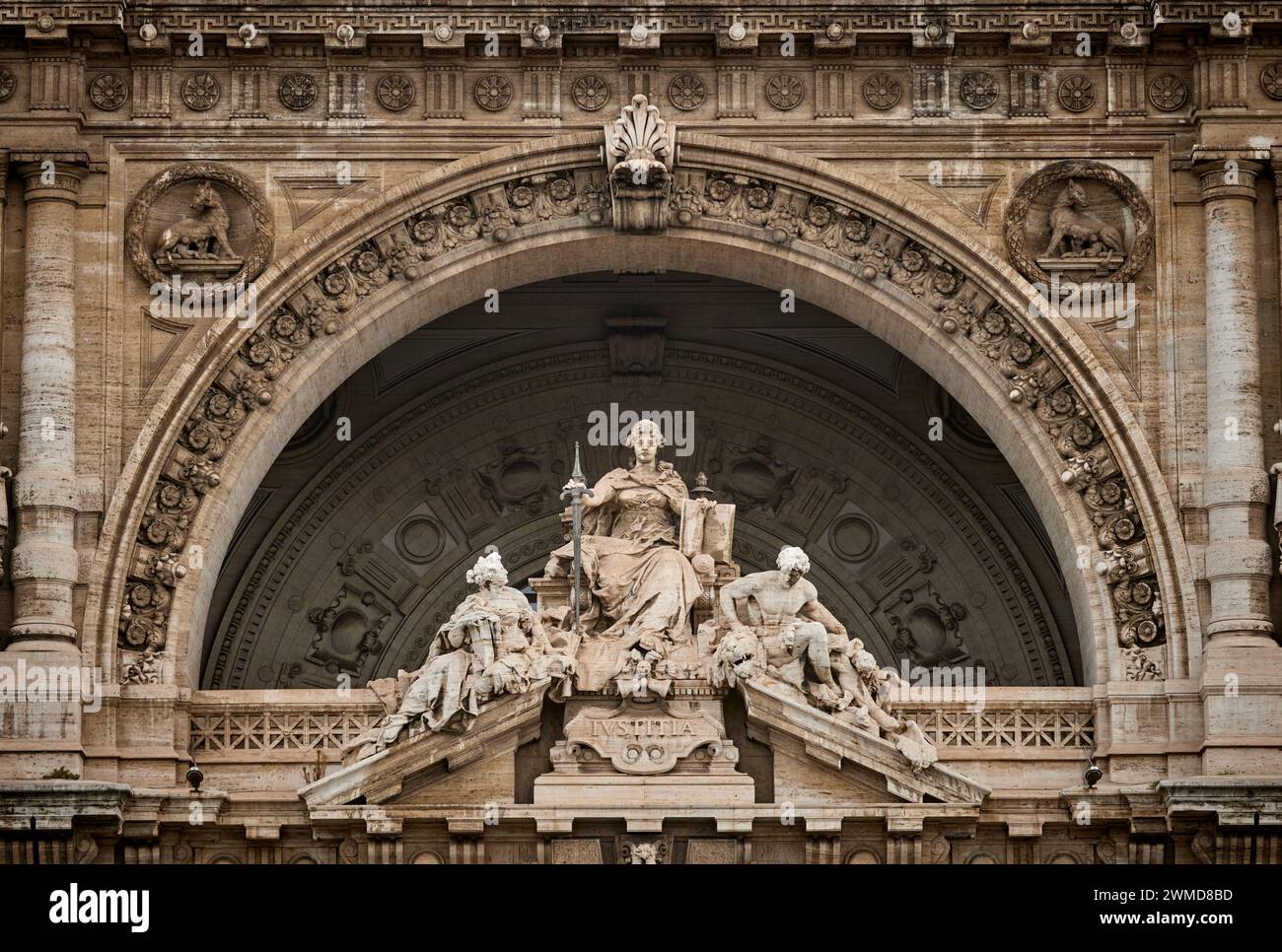 Corte di cassazione Palast der Justiz, Statue Detail aus der Nähe von Rom, Italien. Stockfoto