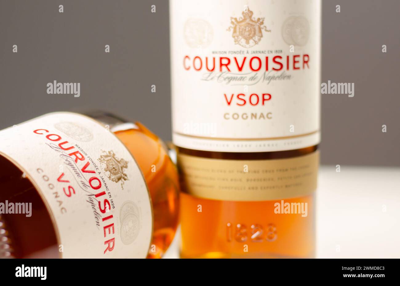 LONDON, Großbritannien - 14. FEBRUAR 2024 Courvoisier VSOP, ein hochwertiges Destillat des renommierten französischen Unternehmens Courvoisier, das 1835 in Jarn gegründet wurde Stockfoto