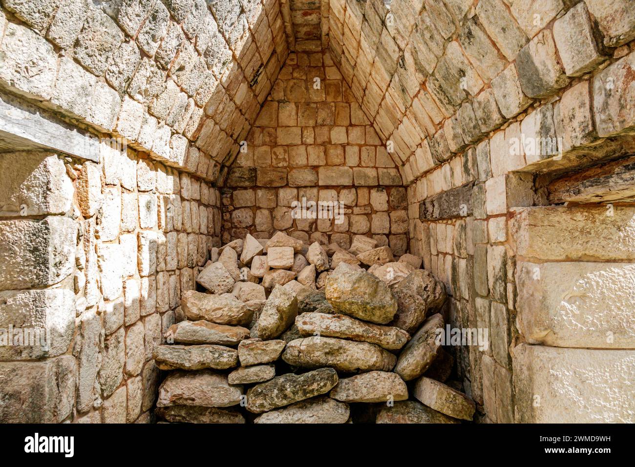 Merida Mexico, Stätte der archäologischen Zone im Puuc-Stil Uxmal, Zona Arqueologica de Uxmal, klassischer Kalkstein der Maya-Stadt, falscher Korbbogen, außerhalb e Stockfoto
