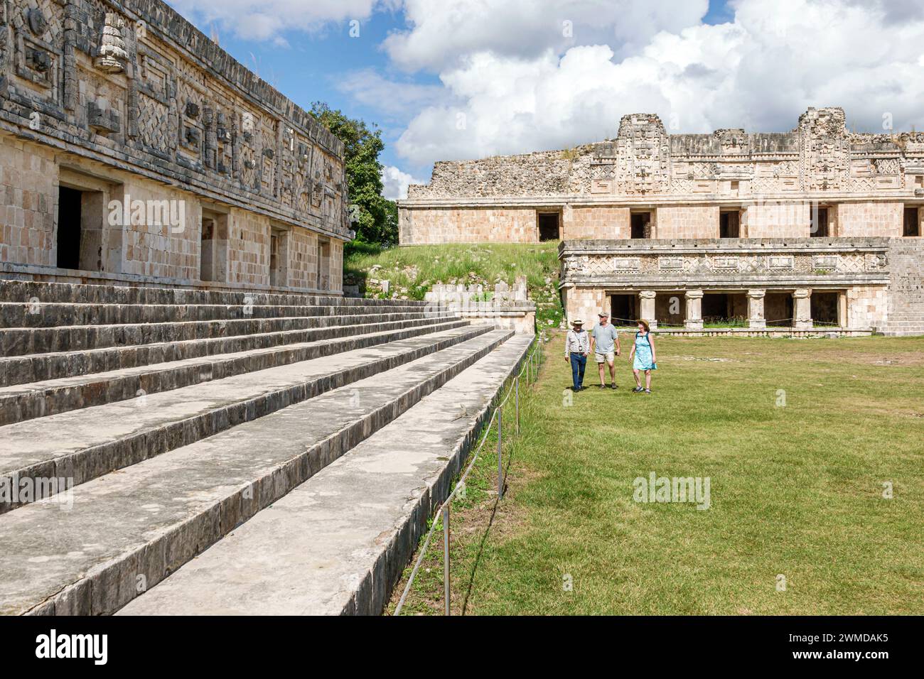Merida Mexico, Puuc Stil Uxmal archäologische Zone Site, Zona Arqueologica de Uxmal, klassischer Maya Stadt Kalkstein, Besucher Mann Männer männlich, Frau Frauen Dame Stockfoto