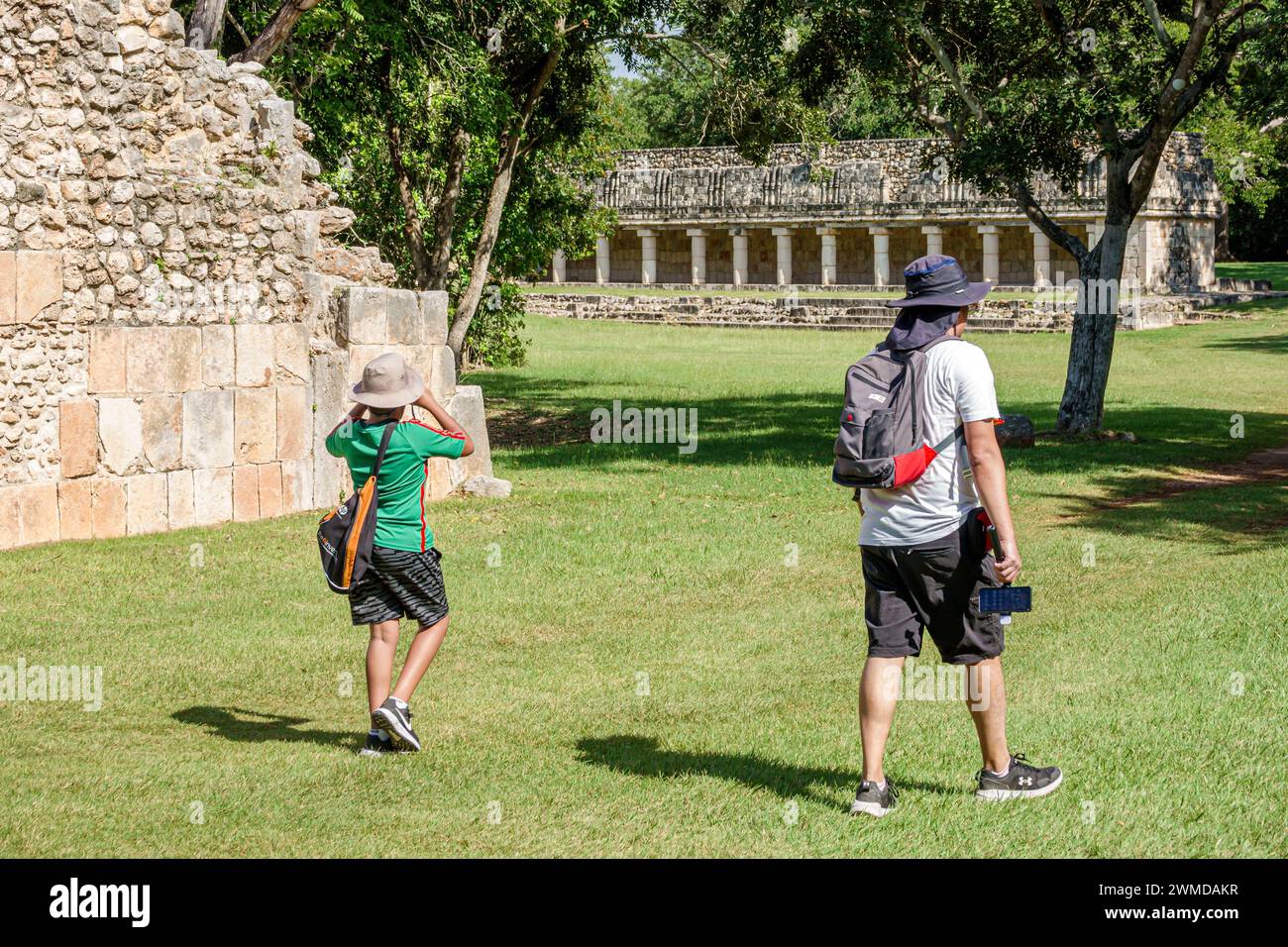 Merida Mexico, Puuc Stil Uxmal archäologische Zone Site, Zona Arqueologica de Uxmal, klassische Maya Stadt Kalkstein, Besucher Familie Familien Eltern Eltern Stockfoto