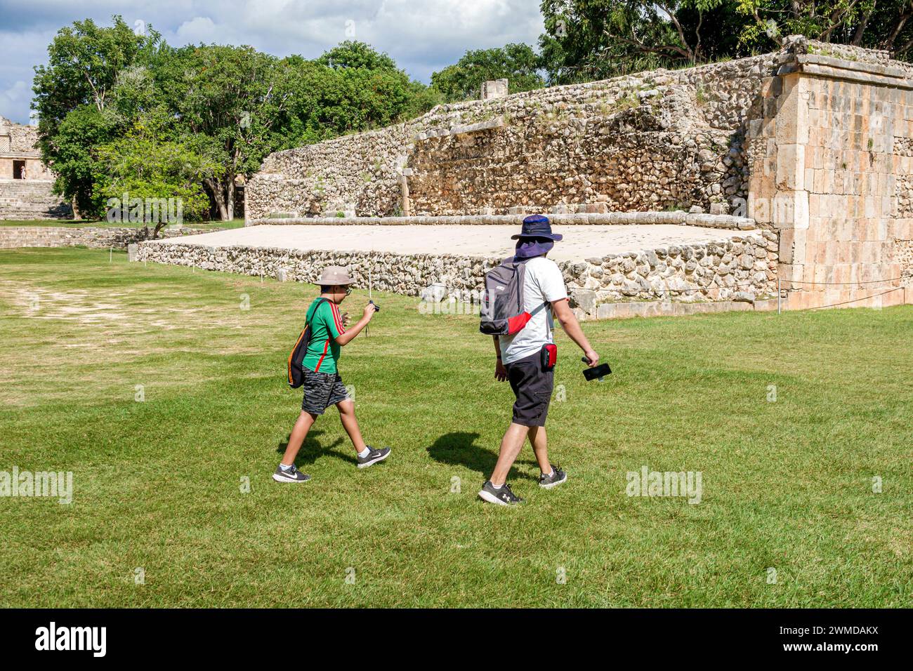 Merida Mexico, Puuc Stil Uxmal archäologische Zone Site, Zona Arqueologica de Uxmal, klassische Maya Stadt Kalkstein, Besucher Familie Familien Eltern Eltern Stockfoto