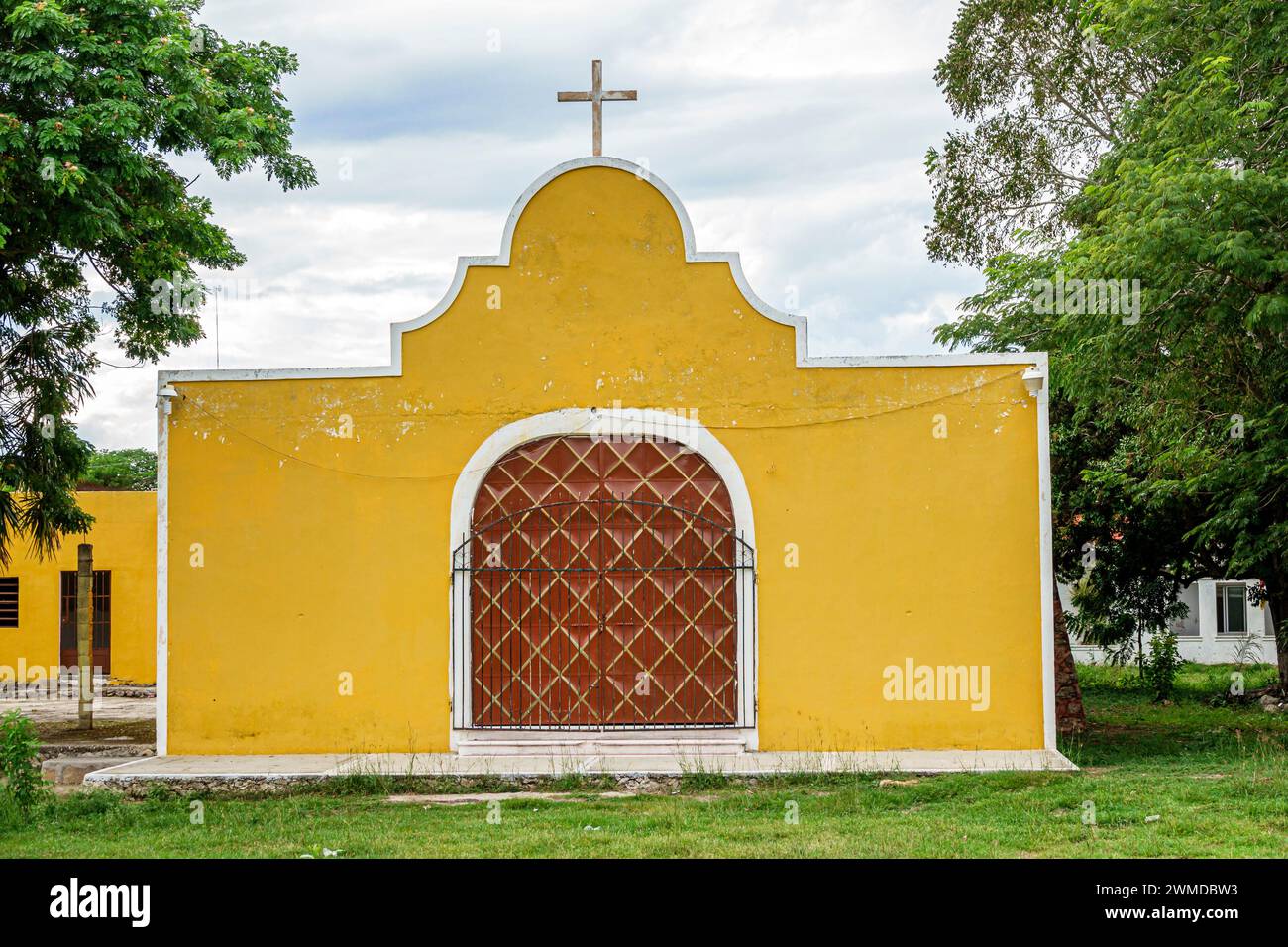 Merida Mexico, Yaxcopoil, Iglesia Catolica de Yaxcopoil, katholische Kirche, Außeneingang, verlassene leere Außenfassade, Gebäudefront entra Stockfoto