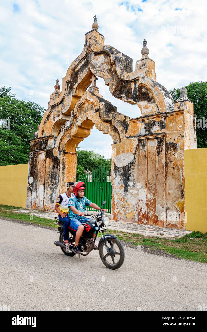 Merida Mexico, Yaxcopoil, Hacienda Yaxcopoil, Bogengang verlassen draußen leer, Gebäude Vordereingang, vorbeifahrendes Motorrad, Teenager Teenager Stockfoto