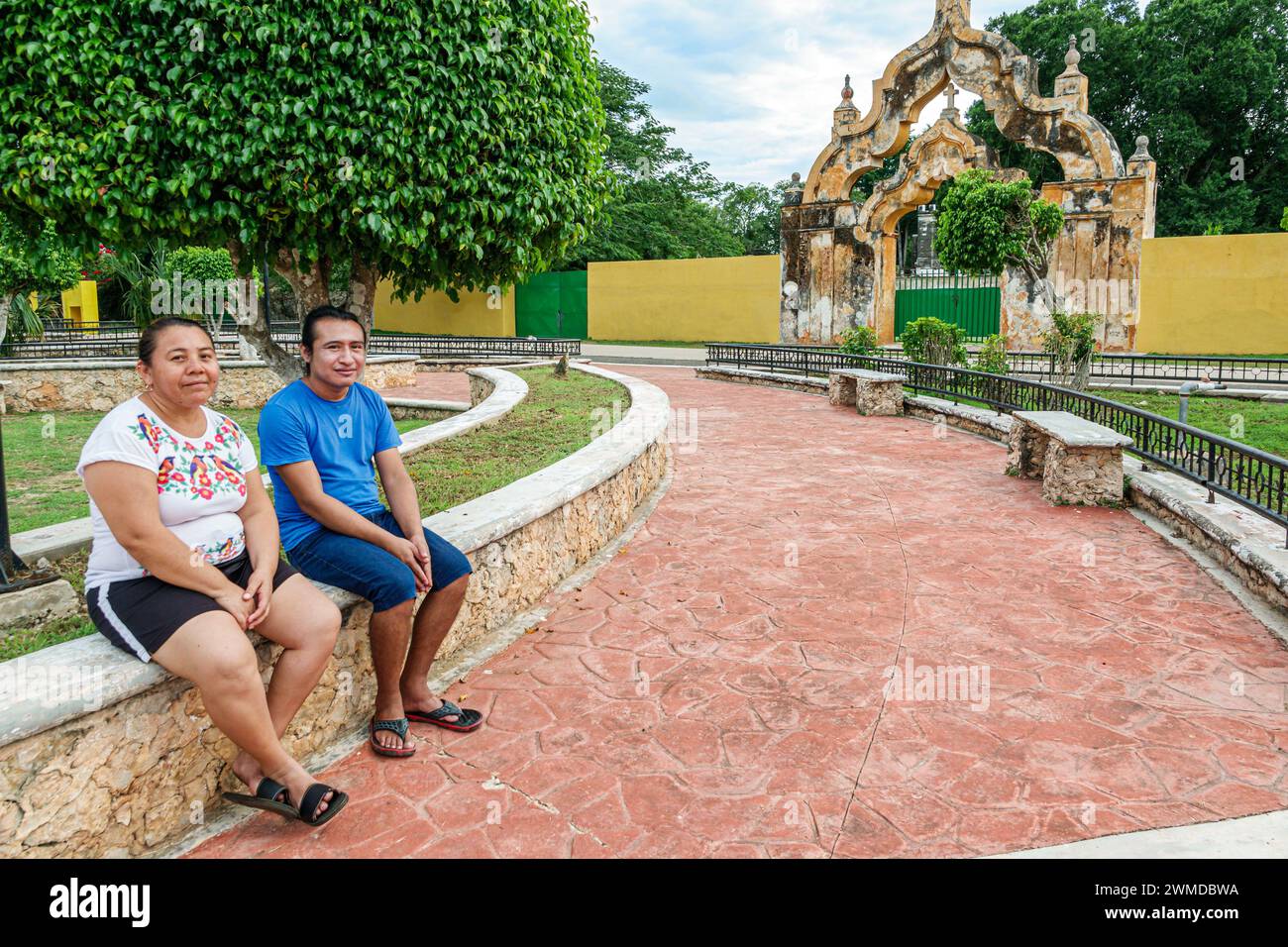Merida Mexico, Yaxcopoil, Parque Principal de Yaxcopoil Haupt öffentlicher Park, Mann Männer männlich, Frau Frauen weiblich, Erwachsene Erwachsene Bewohner, Paar Cou Stockfoto